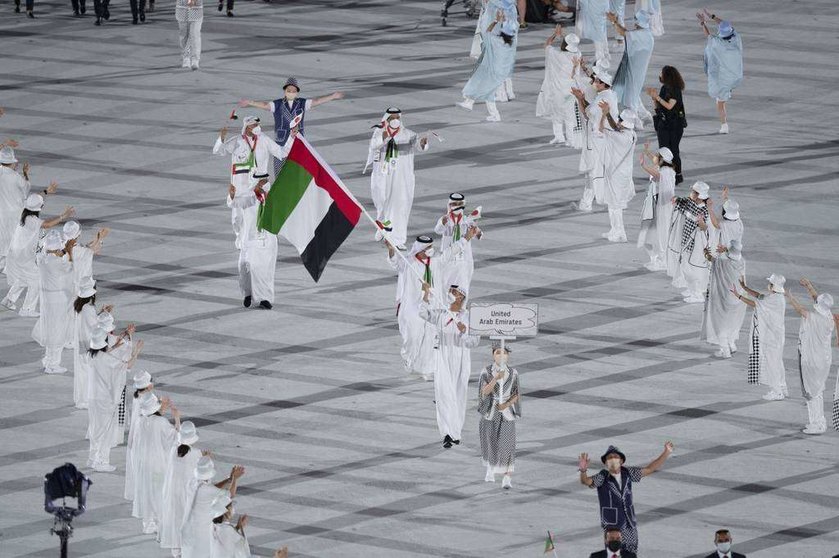 La bandera de EAU en la ceremonia de apertura de los Juegos Olímpicos de Tokio. (WAM)