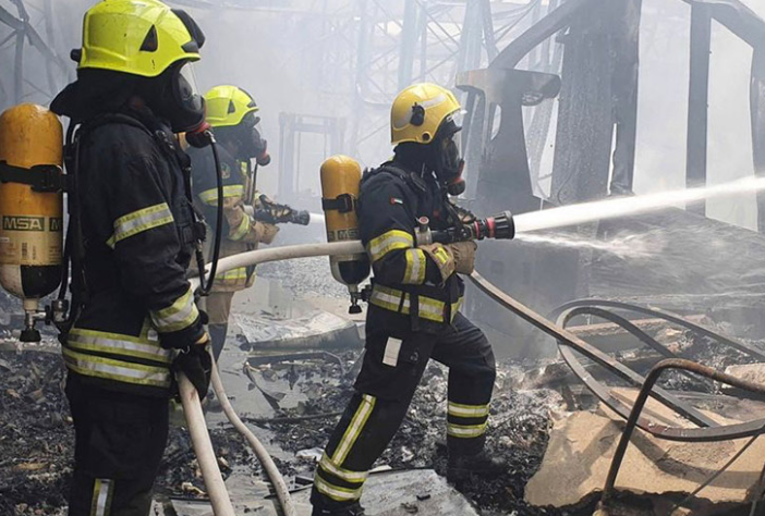 Equipos de Defensa Civil de Abu Dhabi tratando de apagar el fuego. (Twitter)