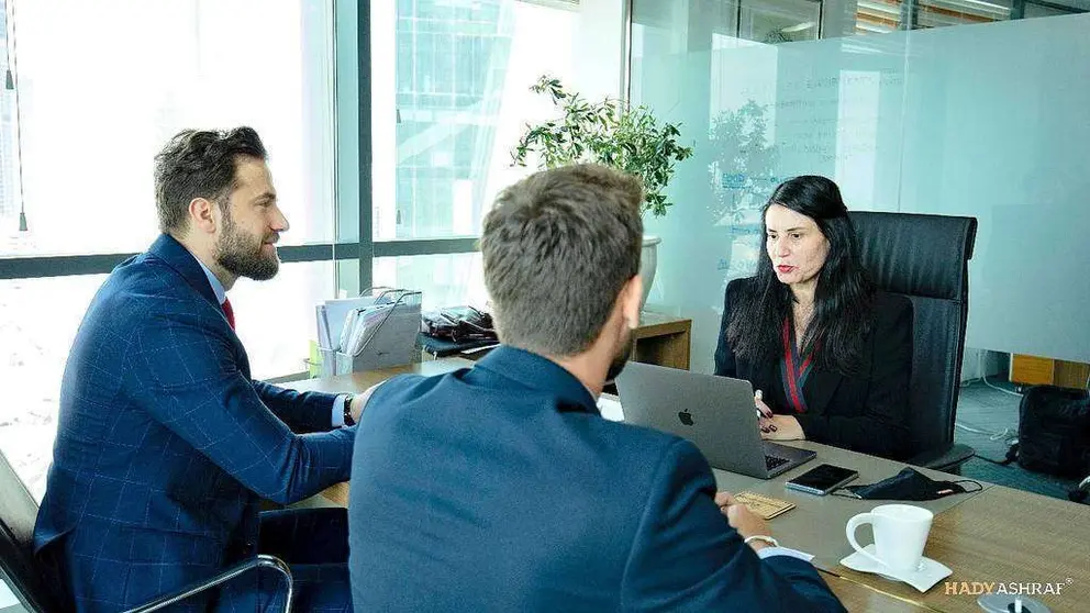 La española Mabel Hoyos, durante una reunión en la sede Hebany Group en Dubai. (Cedida)