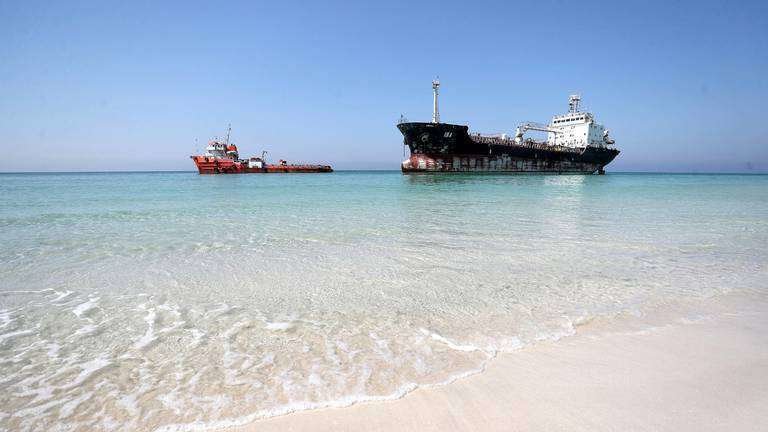 Un barco en una playa de Emiratos Árabes. (Fuente externa)