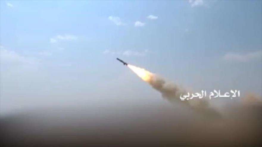 Lanzamiento de un misil desde territorio yemení por los hutíes.