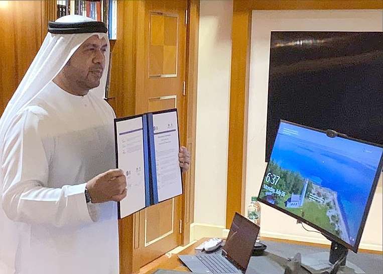 El Dr. Abdulla Al Raisi, director general de Archivos Nacionales de Emiratos Árabes, muestra el memorando suscrito. (WAM)