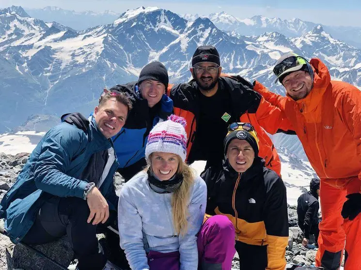 El grupo de escaladores durante la subida al monte europeo más alto. (Cedida)