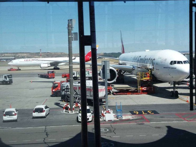 Avión de Emirates Airline en la Terminal 4 del aeropuerto de Barajas en Madrid.. (EL CORREO)