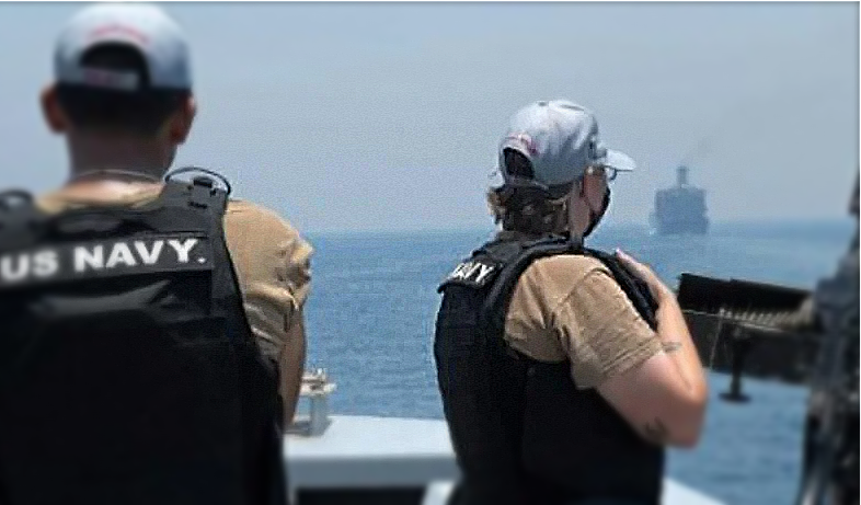 Personal de la Marina de EEUU, a bordo del buque de misiles guiados USS Monterey (CG 61), transita por el estrecho de Ormuz. (Fuente externa)