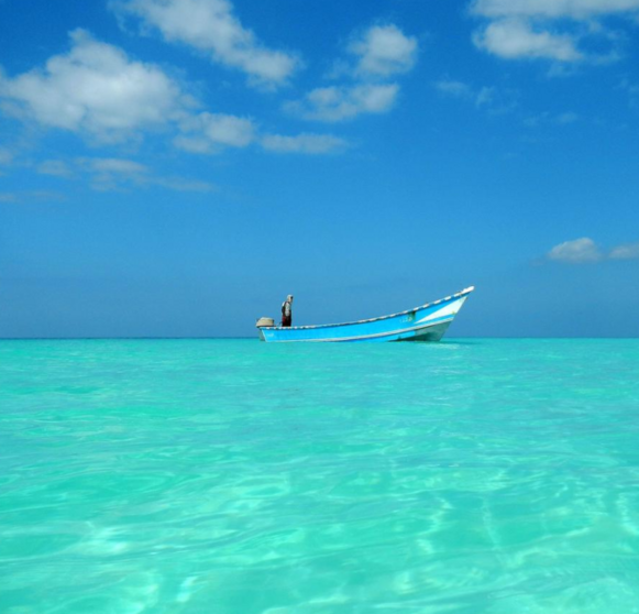 Un pescador en la isla yemení de Socotra. (Twitter)