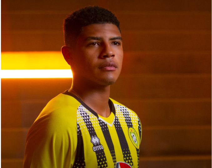 El futbolista peruano Wilder Cartagena vista la camiseta del club emirat&iacute;. (Twitter)