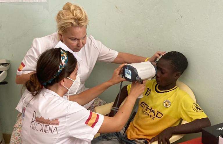La doctora Sánchez-Ramos examina a un paciente en Senegal asistida por Celia Pérez. (EL CORREO)