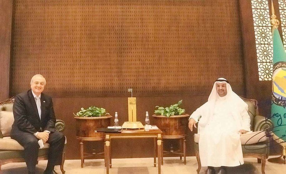 El secretario general del CCG, Nayef Al Hajraf -derecha-, y el embajador de Uruguay en Arabia Saudita, Nelson Chabén, durante la reunión. (Cedida)