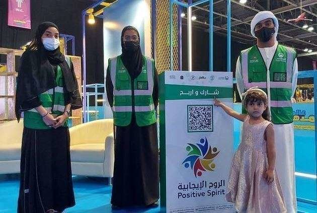 La niña voluntaria junto a funcionarios, (Policía de Dubai)