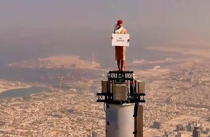 Tripulante de cabina de Emirates, en la cima del Burj Khalifa en Dubai. (Twitter)