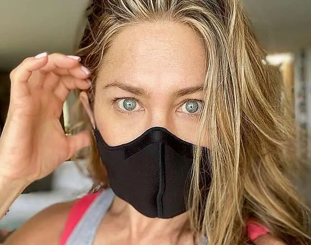 Jeniffer Aniston, con mascarilla en su perfil de Instagram.