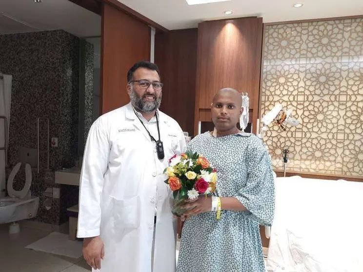 Rakshith Doreswamygowda junto al doctor Yasir Akmal en Cleveland Clinic Abu Dhabi. (Fuente externa)