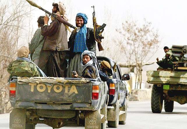 Talibanes se desplazan en camiones en Afganistán. (Fuente externa)