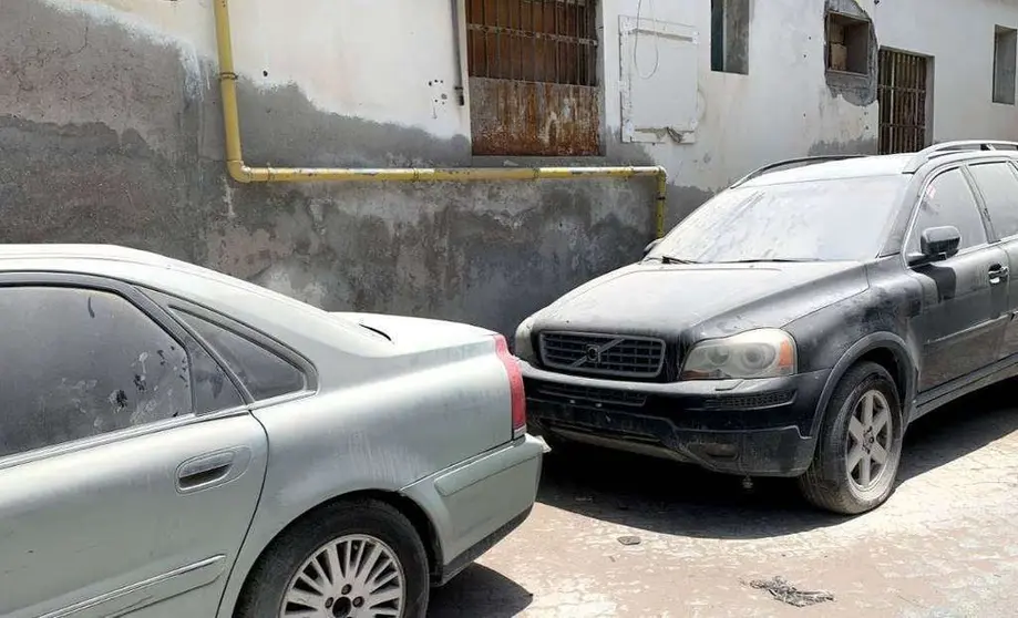 Coches abandonados en el emirato de Sharjah. (EL CORREO)