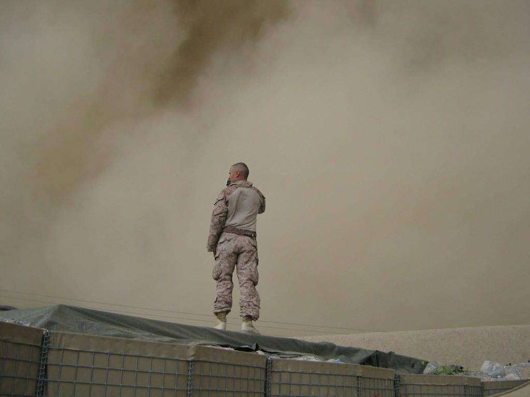 Soldado en Afganistán durante una tormenta de arena. (pxhere.com)