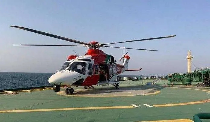 El helicóptero en el barco comercial. (Redes sociales)