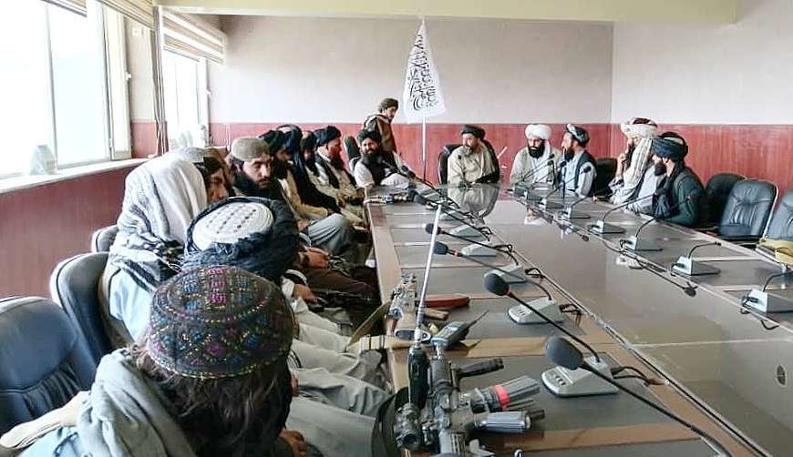 Talibanes en el palacio presidencial de Kabul. (Twitter)
