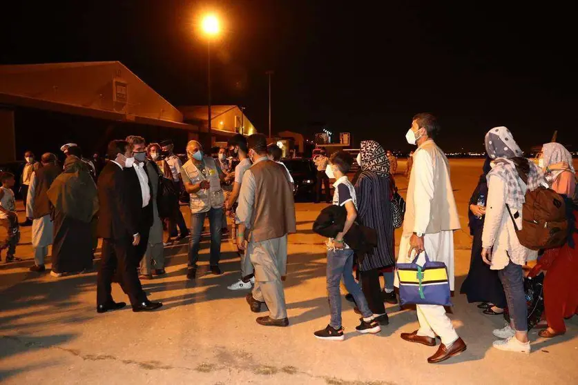 Los repatriados en el primer vuelo de España desde Kabul, a su llegada a la base de Torrejón de Ardoz. (@sanchezcastejon)