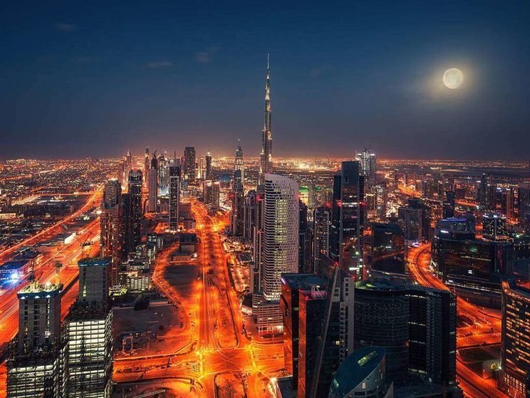 Imagen nocturna del centro de Dubai. (WAM)