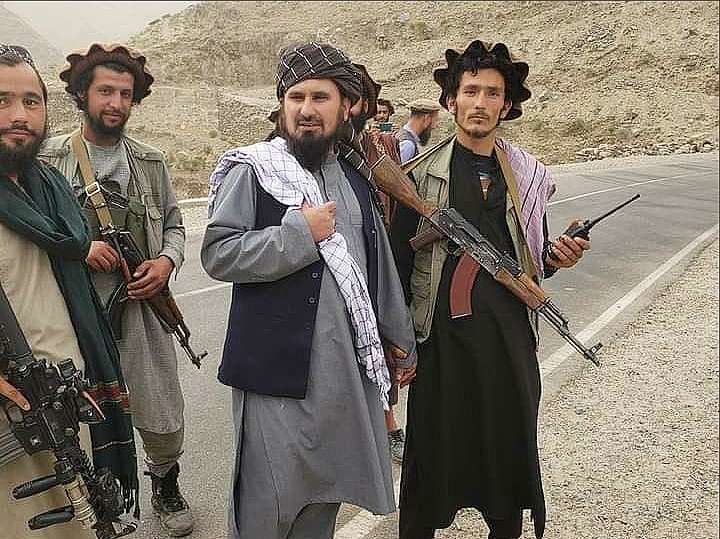 Talibanes en el valle de Panjshir. (Twitter)