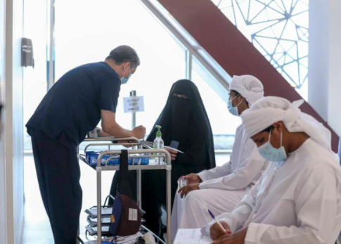 Centro de vacunación en Abu Dhabi. (Fuente externa)