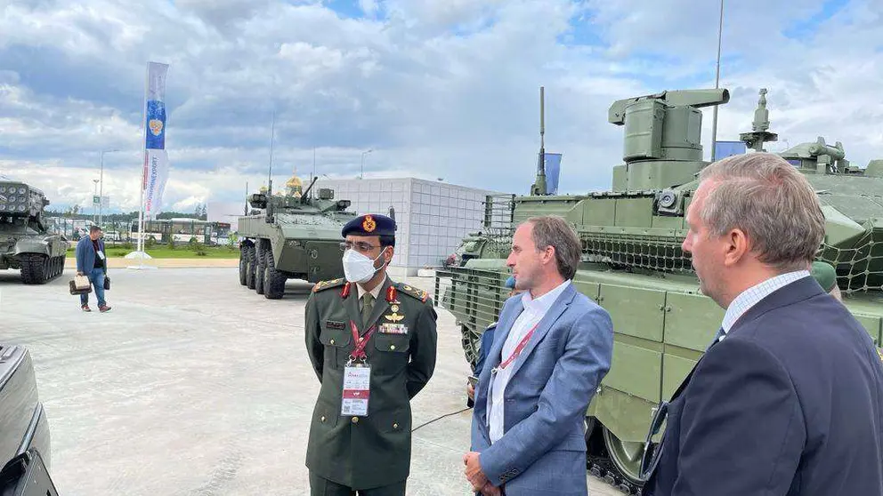 La delegación emiratí en la exposición militar. (WAM)