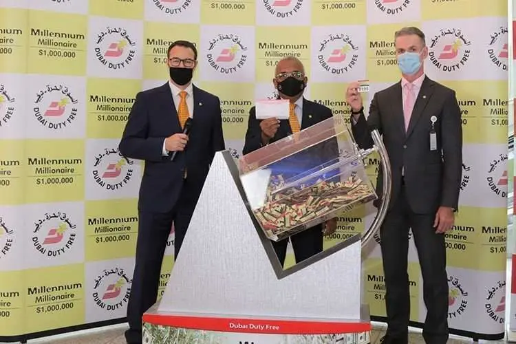 Los funcionarios de Dubai Duty Free realizan el sorteo en el Concourse D del Aeropuerto Internacional de Dubai.