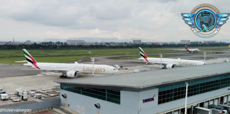 Una imagen de Luis E Vanegas donde se observa en 2021 a dos aviones de Emirates en Bogotá.
