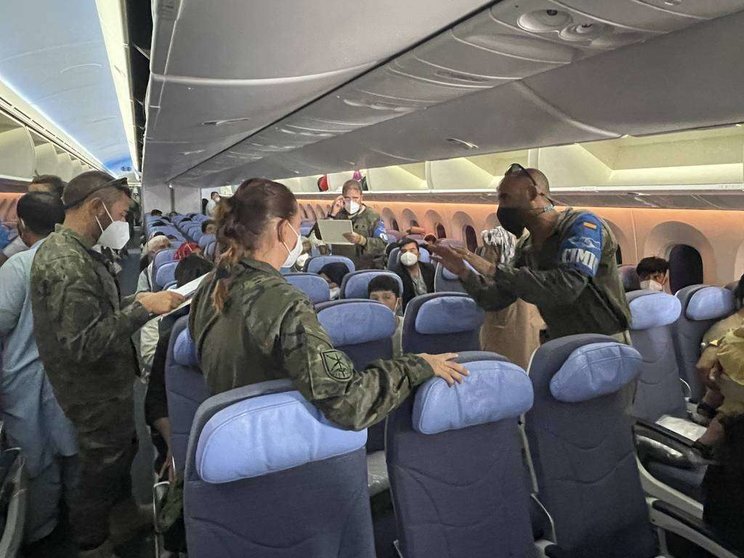 Militares españoles atienden en Dubai a evacuados de Afganistán a borde de un avión de Air Europa. (EL CORREO)
