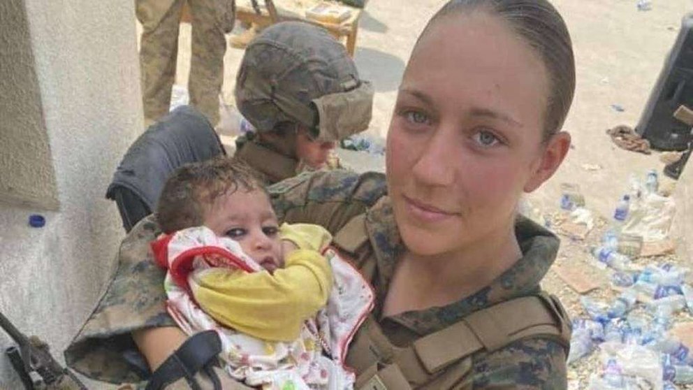La soldado estadounidense fallecida con un bebé afgano en brazos. (Redes sociales)