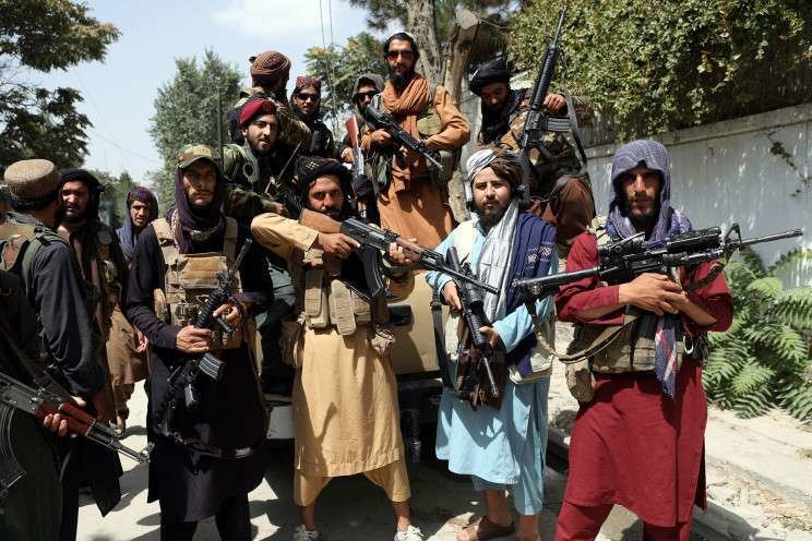 Talibanes muestran sus armas. (@JamesNavaCom)