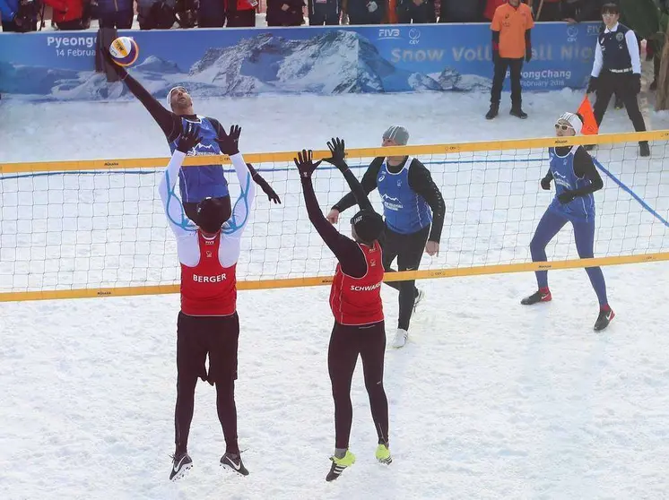 Una demostración de Voleibol en la nieve. (WAM)