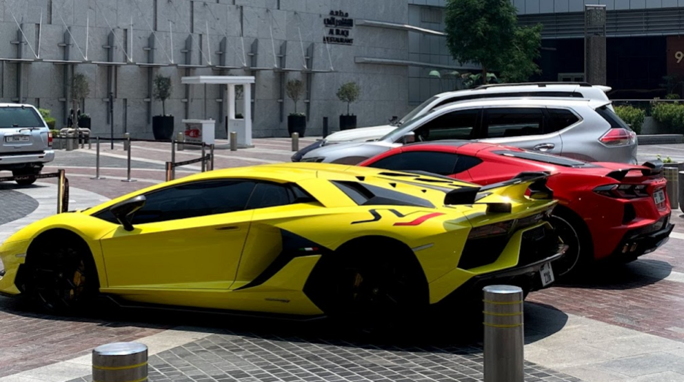 A modo ilustrativo, coches de lujo para alquilar aparcados en Emiratos Árabes. (EL CORREO)