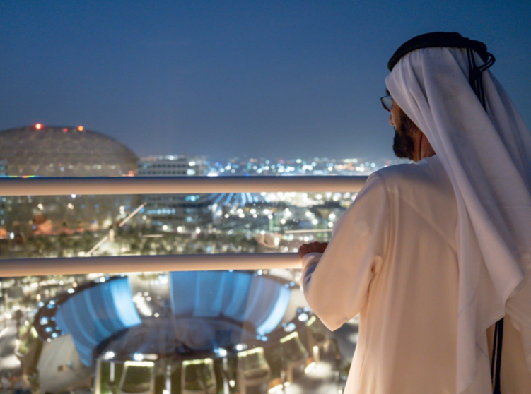 El gobernante de Dubai admira el sitio de la Expo 2020. (Twitter)