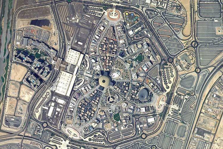 Una vista del sitio de la Expo 2020 Dubai desde el espacio. (Satélite Khalifa)
