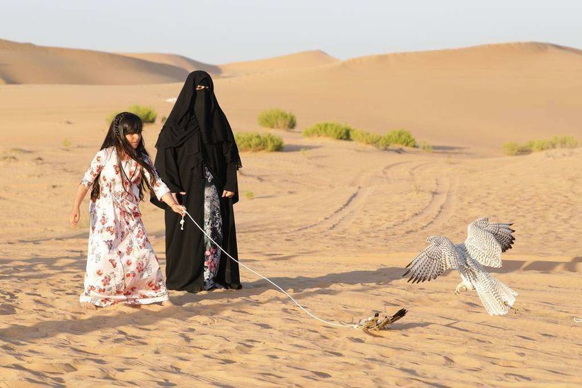 Una niña emiratí entrena a un halcón. (WAM)