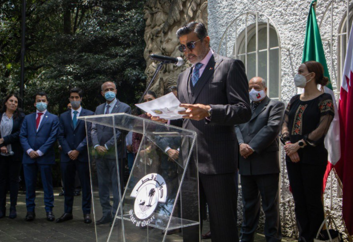 El embajador de Qatar en México durante el discurso tras la siembra de un árbol. (Twitter)