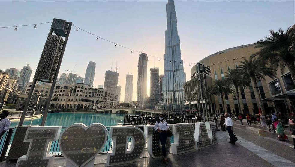 Perspectiva general de la plaza de la Fuente en Dubai con el Burj Khalifa, edificio más alto del planeta, al fondo. (EL CORREO)