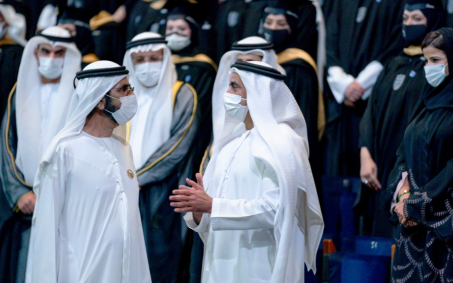 El jeque Mohamed durante la graduación de líderes emiratíes. (Twitter)