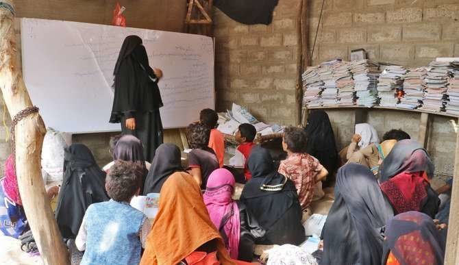 La maestra yemení junto a sus alumnos. (Fuente externa)