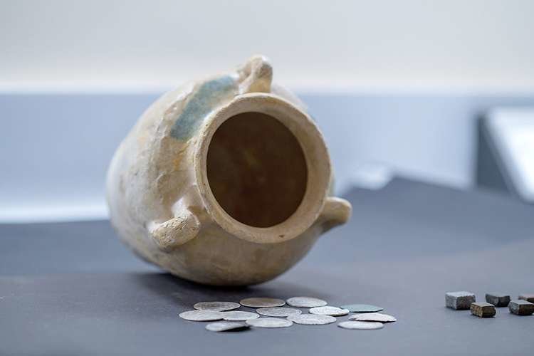 La Autoridad de Arqueología de Sharjah encontró varias monedas antiguas. (Fuente externa)