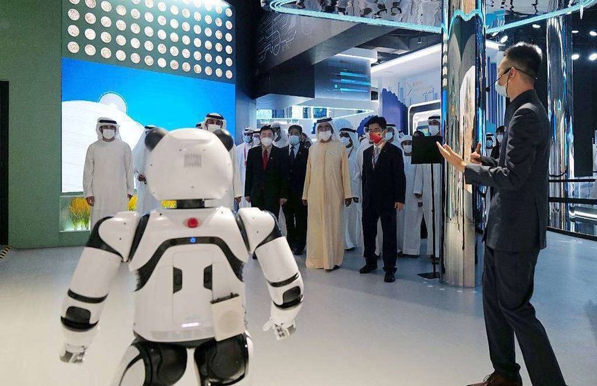 El gobernante de Dubai, durante su visita al Pabellón de China. (@DXBMediaOffice)