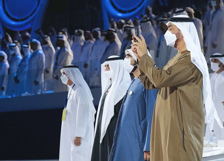 El príncipe heredero de Abu Dhabi realiza un foto durante la inauguración de Expo 2020 Dubai. (WAM)