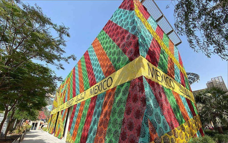 Espectacular imagen del Pabellón de México envuelto en el tejido elaborado por cien artesanas de Jalisco. (Cedida)