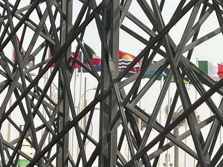 Banderas al viento en la Expo 2020 de Dubai. (EL CORREO)
