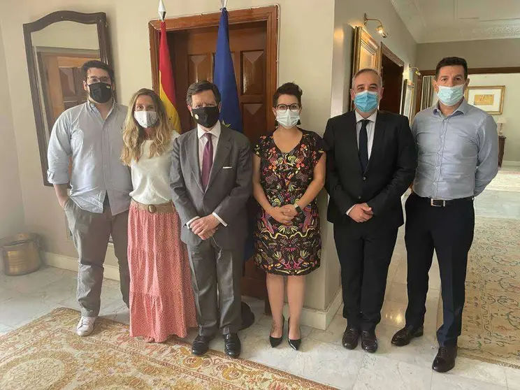 De izquierda a derecha, Alfredo Saenger, Genisa Oliete (secretaria), Íñigo de Palacio, embajador de España en EAU, Raquel Cuesta (presidenta), Carlos Sánchez y Antonio Pelegrín. (Cedida)