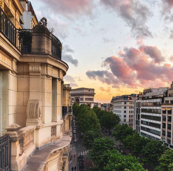 Exterior del lujoso hotel en París. (Instagram)