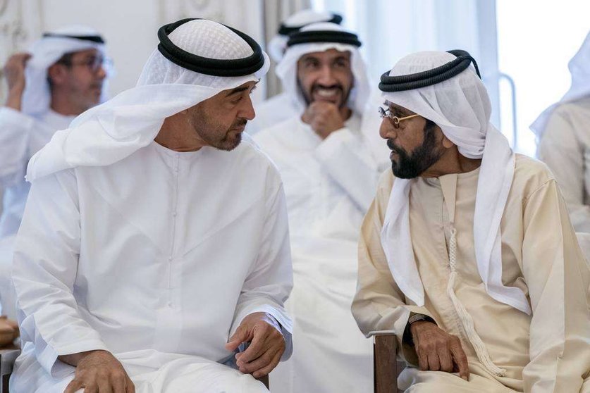 El príncipe heredero de Abu Dhabi durante una reunión en Qasr Al Bahr Majlis de Abu Dhabi. (WAM)