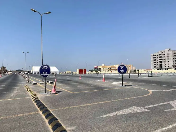 Una carpa de pruebas y vacunas Covid-19 en Emiratos Árabes. (EL CORREO)